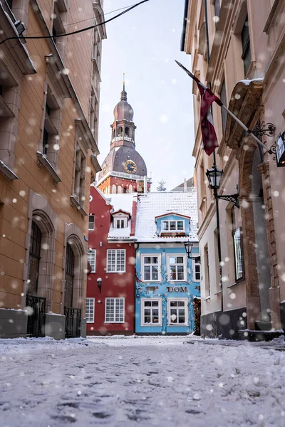 Belle strade invernali del centro storico di Riga. — Foto Stock