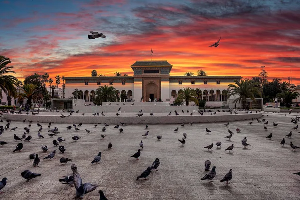 Дворец правосудия на площади Мохаммеда V в Касабланке — стоковое фото