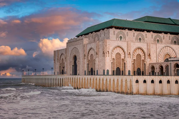 Мечеть Хасана II, самая большая мечеть с волнами на Атлантическом океане — стоковое фото