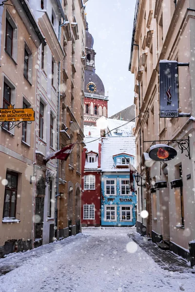 Belle strade invernali del centro storico di Riga. — Foto Stock