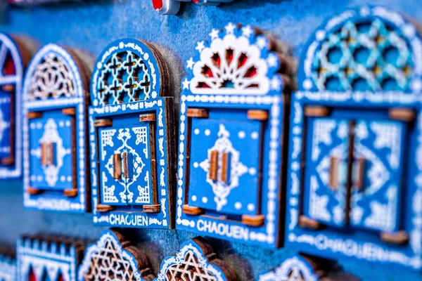Ímãs de porta de madeira esculpidos para venda no mercado marroquino — Fotografia de Stock