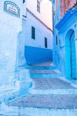 Dar sokaklar boyunca merdiveni olan geleneksel Fas evleri