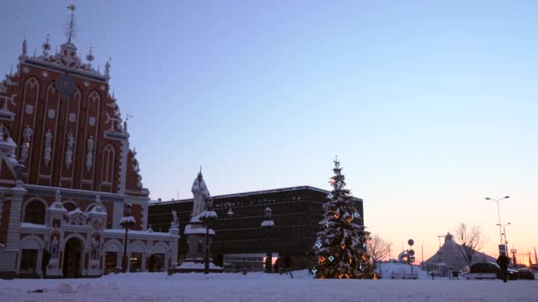 Hermoso espíritu navideño en el casco antiguo de Riga, Letonia. — Vídeos de Stock