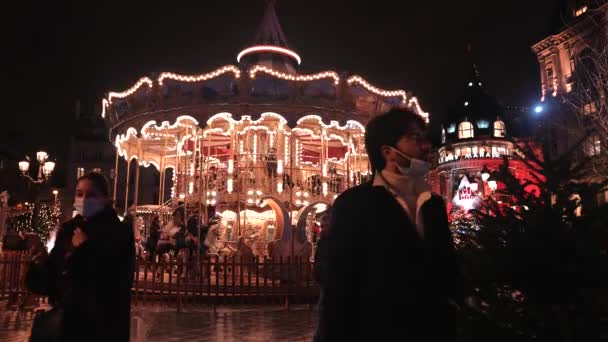 Kouzelný vánoční duch trhu v Paříži. Slavíme předvečer nového roku. 