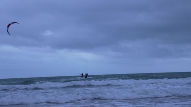 Kite surfer practising acrobatics in a Northern open ocean bay — Vídeo de Stock