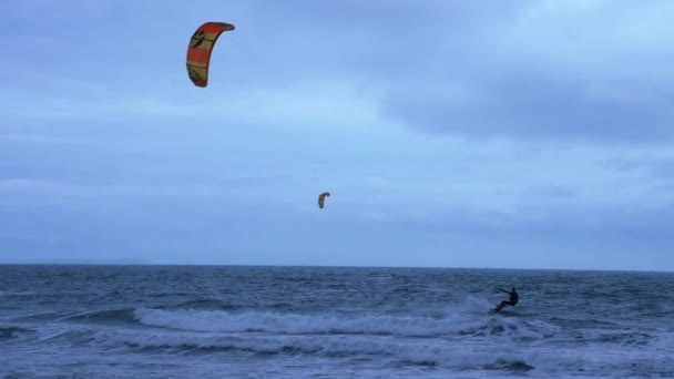 Kite surfer practising acrobatics in a Northern open ocean bay — 图库视频影像