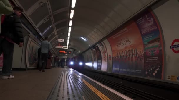 Estação de metro de Londres. Comboio de movimento lento movendo-se pela plataforma. — Vídeo de Stock