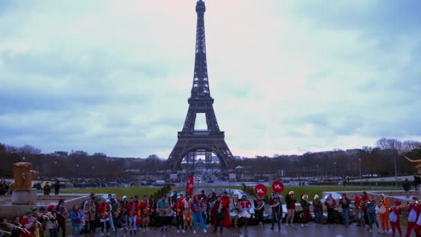 Manifestantes en París cerca de la Torre Eiffel con grandes carteles y banderas. — Vídeos de Stock