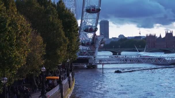 Gente caminando cerca de la noria London Eye — Vídeos de Stock