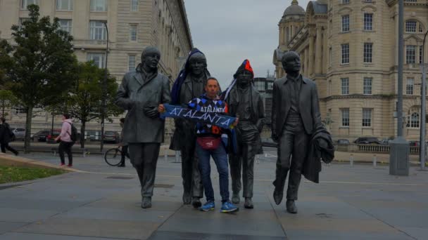 Een bronzen standbeeld van de vier Liverpool Beatles staat op Liverpool Waterfront — Stockvideo
