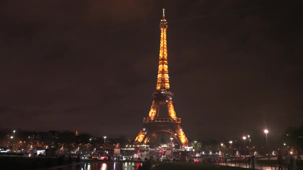 Prachtig uitzicht op de Eiffeltoren 's nachts in Parijs, Frankrijk — Stockvideo