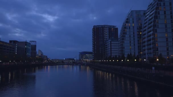 Media City UK situado a orillas del Manchester Ship Canal — Vídeo de stock