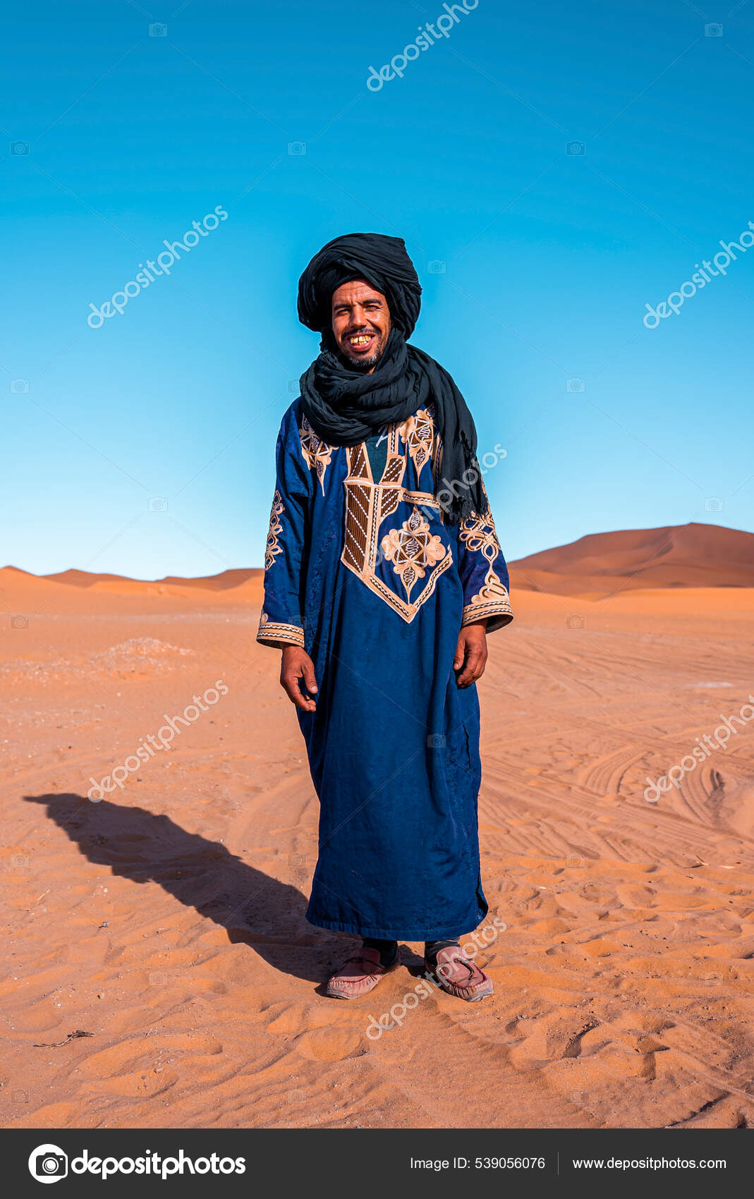 Bedouin man wears traditional clothes while standing in desert against  clear sky — Stock Editorial Photo © ingus.kruklitis.gmail.com #539056076