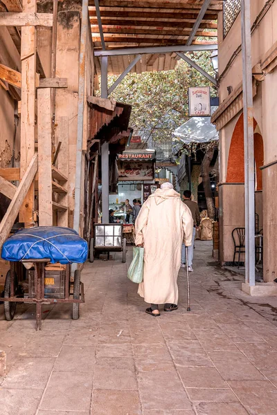 Rear view of old man in traditional djellaba walking on street — Stock Photo, Image
