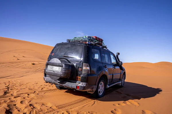 Black offroad vehicle parked in sand dunes on sunny summer day — Φωτογραφία Αρχείου