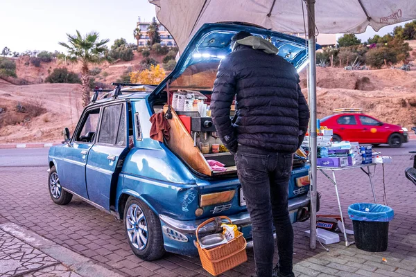 Vendor selling freshly ground coffee made from the trunk of a car — Stok fotoğraf