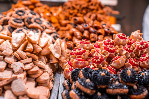 Traditional homemade baked stuffed pastries on display for sale at shop — Fotografia de Stock