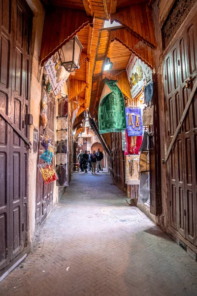 Pedestrian walking on narrow street of marketplace with closed doors — Foto Stock