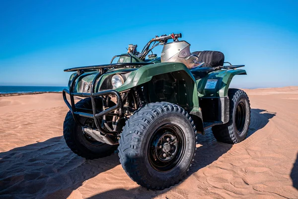 Four wheeler quadbike on sand at beach on bright sunny day — Φωτογραφία Αρχείου