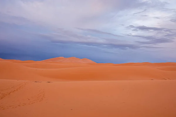 Amazing view of brown sand dunes in desert against cloudy sky — Foto Stock