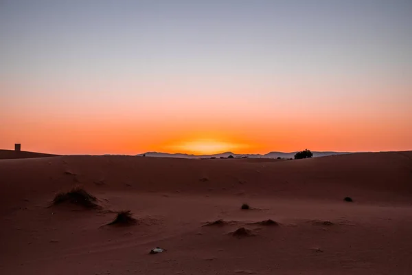 Vue imprenable sur les dunes de sable dans le désert contre un ciel dégagé au coucher du soleil — Photo