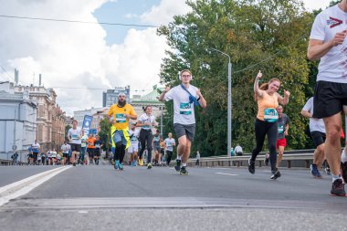 Tet Riga Maratonu sırasında Riga caddelerini geçen koşucular.