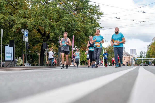 Tet Riga马拉松赛期间穿过里加街道的跑步者. — 图库照片