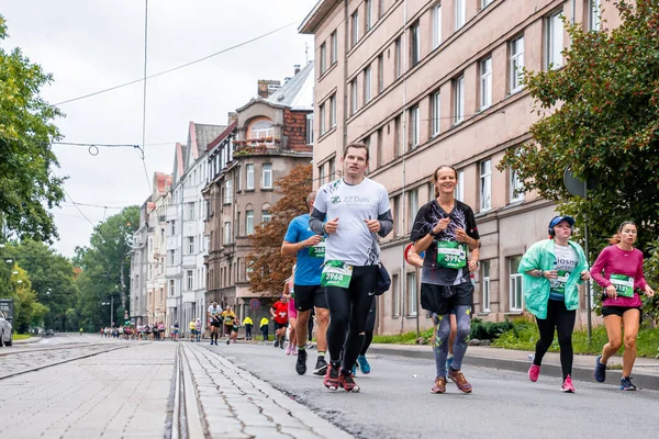 Coureurs traversant les rues de Riga pendant le marathon du Tet Riga. — Photo