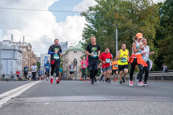 Stor gruppe af mænd løbere løber maraton - Stock-foto