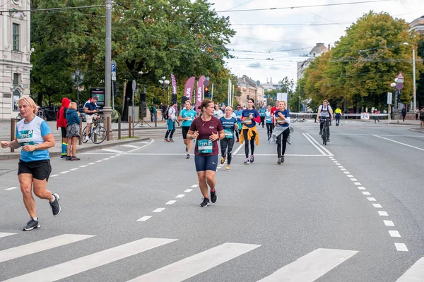 Grand groupe de coureurs hommes marathon de course — Photo