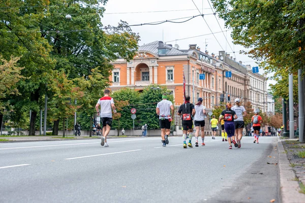 Велика група чоловіків біжить марафоном. — стокове фото