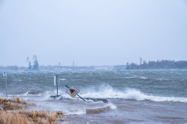 Fırtına dalgaları sahile çarpıyor.