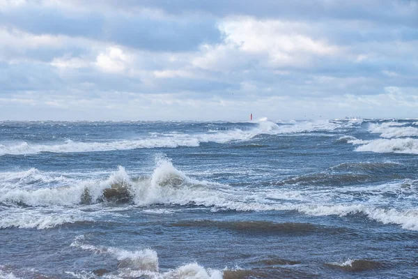 Ondas de tempestade trovão batendo na praia — Fotografia de Stock