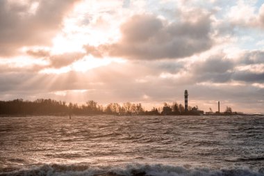 Fırtına dalgaları sahile çarpıyor.