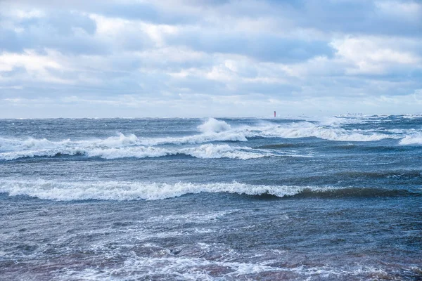Olas de tormenta de truenos cayendo en la playa —  Fotos de Stock