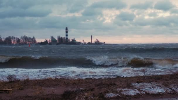 Bouřlivé počasí u moře v Rize, Lotyšsko. Obrovské vlny se zřítily na pobřeží Lotyšska — Stock video