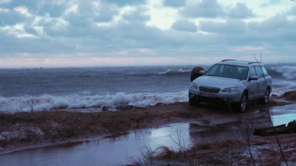 Auto geparkeerd en geplakt aan de kust bij zware storm — Stockvideo