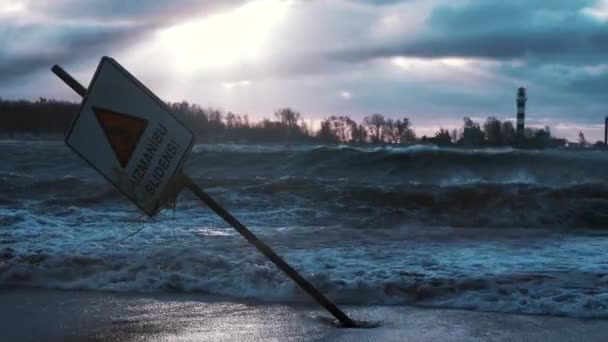 Ogromne fale rozbijające się wzdłuż wybrzeża Łotwy znaki hamowania. — Wideo stockowe