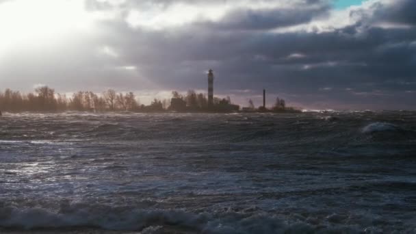 Stormigt väder vid havet i Riga, Lettland. Stora vågor kraschar längs Lettlands kust — Stockvideo