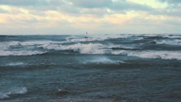 Ondas de tempestade trovão batendo na praia — Vídeo de Stock