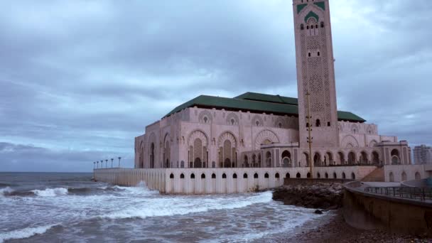 Мечеть Хасана II, самая большая мечеть с волнами на Атлантическом океане — стоковое видео