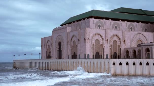 Mezquita Hassan II, la mezquita más grande con olas en el Océano Atlántico — Vídeos de Stock