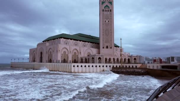 Hassan II Moskee, de grootste moskee met golven op de Atlantische Oceaan — Stockvideo