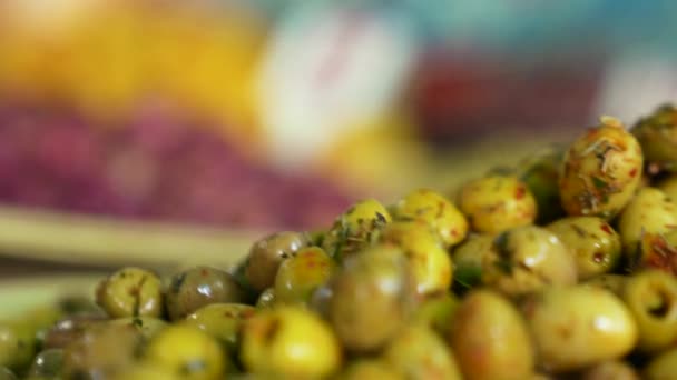 Pila de Olea europaea o Aceitunas para la venta en el bazar de la calle local en Marrakech — Vídeo de stock