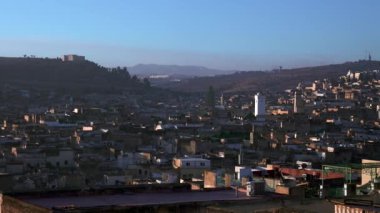 Şehir manzarası ya da arka planda dağ olan eski şehir manzarası