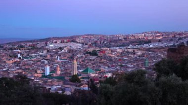 Şehir manzarası ya da arka planda dağ olan eski şehir manzarası