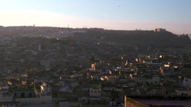 Şehir manzarası ya da arka planda dağ olan eski şehir manzarası