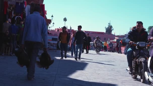 Traditioneller Blick auf überfüllte Märkte und Gebäude im Zentrum von Marrakesch. — Stockvideo