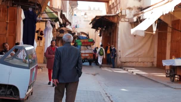 Lidé procházející se tradičním trhem v Marrákeši. — Stock video