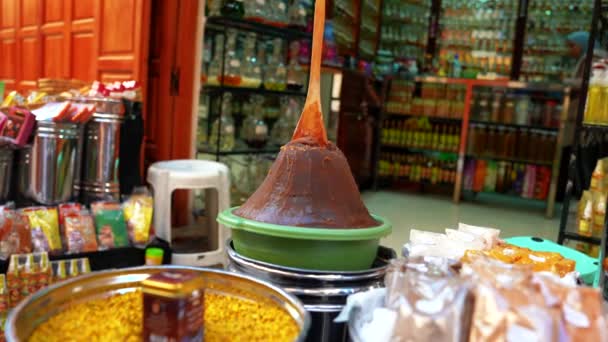 Κοντινό πλάνο του νόστιμα moroccan γλυκό προς πώληση στο δρόμο τροφίμων stall — Αρχείο Βίντεο